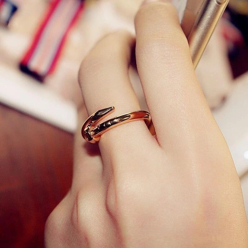 💍台灣現貨🌿日韓潮人釘子戒指 復古簡約氣質飾品 男女生個性鈦鋼開口戒指 玫瑰金螺絲釘子對戒尾戒食指關節戒【O62】-細節圖4