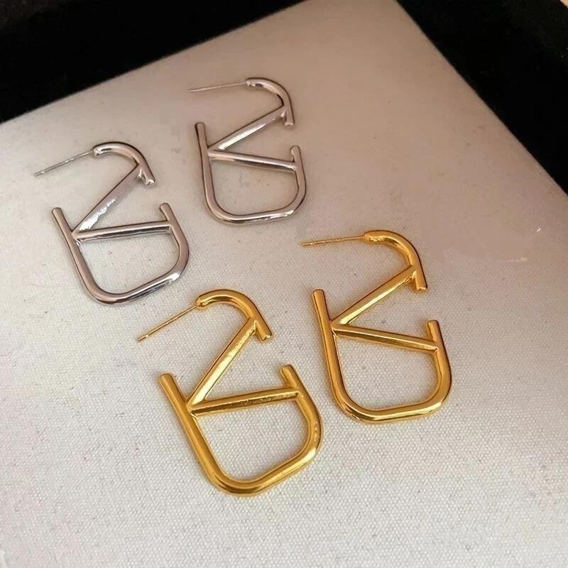 💖台灣現貨🌿極簡 金銀兩色 V字母 方型銀針 金屬冷酷風ins個性設計耳釘時尚氣質百搭防過敏【G329】-細節圖2