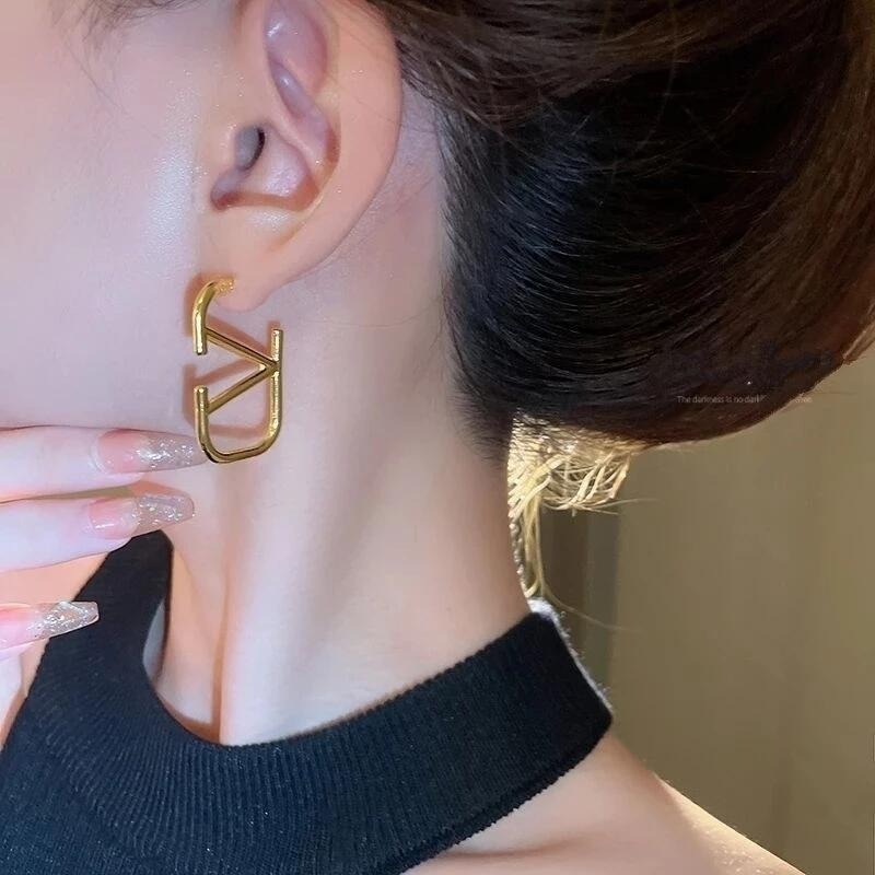 💖台灣現貨🌿極簡 金銀兩色 V字母 方型銀針 金屬冷酷風ins個性設計耳釘時尚氣質百搭防過敏【G329】-細節圖3