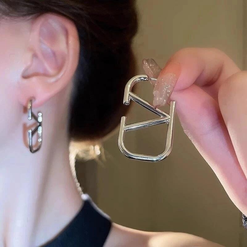 💖台灣現貨🌿極簡 金銀兩色 V字母 方型銀針 金屬冷酷風ins個性設計耳釘時尚氣質百搭防過敏【G329】-細節圖5