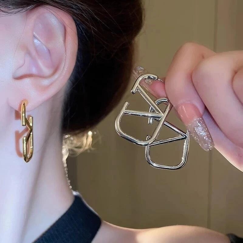 💖台灣現貨🌿極簡 金銀兩色 V字母 方型銀針 金屬冷酷風ins個性設計耳釘時尚氣質百搭防過敏【G329】-細節圖7