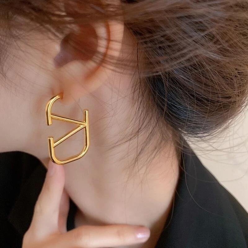 💖台灣現貨🌿極簡 金銀兩色 V字母 方型銀針 金屬冷酷風ins個性設計耳釘時尚氣質百搭防過敏【G329】-細節圖8