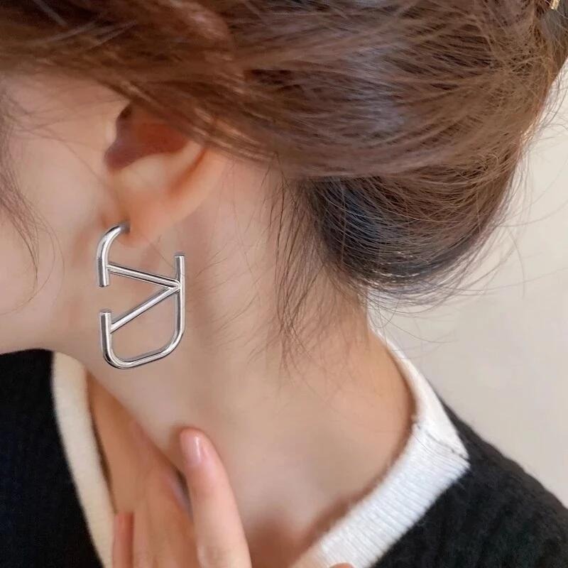 💖台灣現貨🌿極簡 金銀兩色 V字母 方型銀針 金屬冷酷風ins個性設計耳釘時尚氣質百搭防過敏【G329】-細節圖9