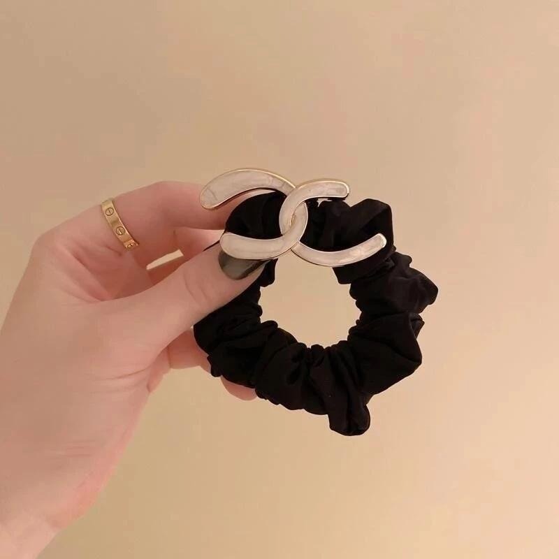 ✨台灣現貨🌿新款韓系人魚色字母髮圈 高級感金屬簡約氣質高彈性耐用頭繩扎頭髮頭飾【ND108】-細節圖4