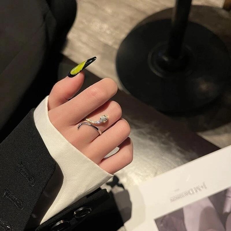 💍台灣現貨🌿超閃微鑲鋯石纏繞小蛇戒指 開口可調整指環冷淡風小眾設計感戒指【O68】-細節圖3