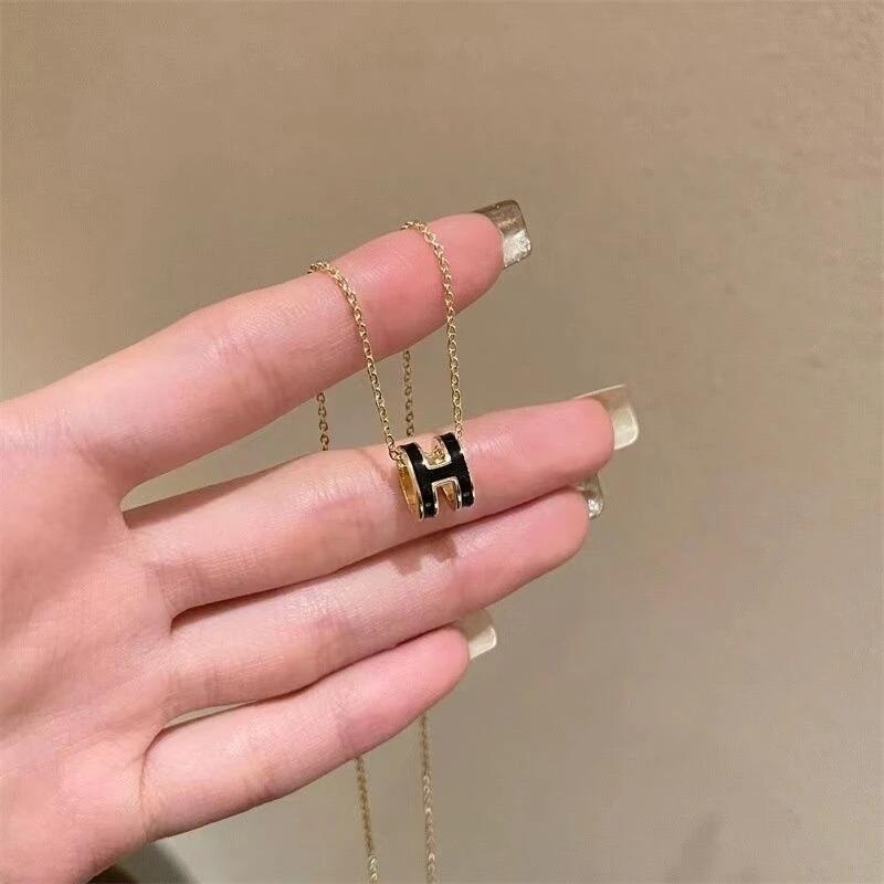 👗台灣現貨🌿韓國時尚潮流H字母吊墜項鍊 簡約氣質百搭網紅鎖骨鏈 頸鍊 短鍊【Q79】-細節圖4