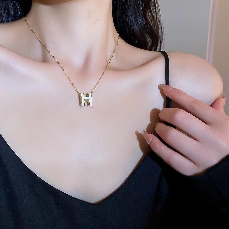 👗台灣現貨🌿韓國時尚潮流H字母吊墜項鍊 簡約氣質百搭網紅鎖骨鏈 頸鍊 短鍊【Q79】-細節圖8