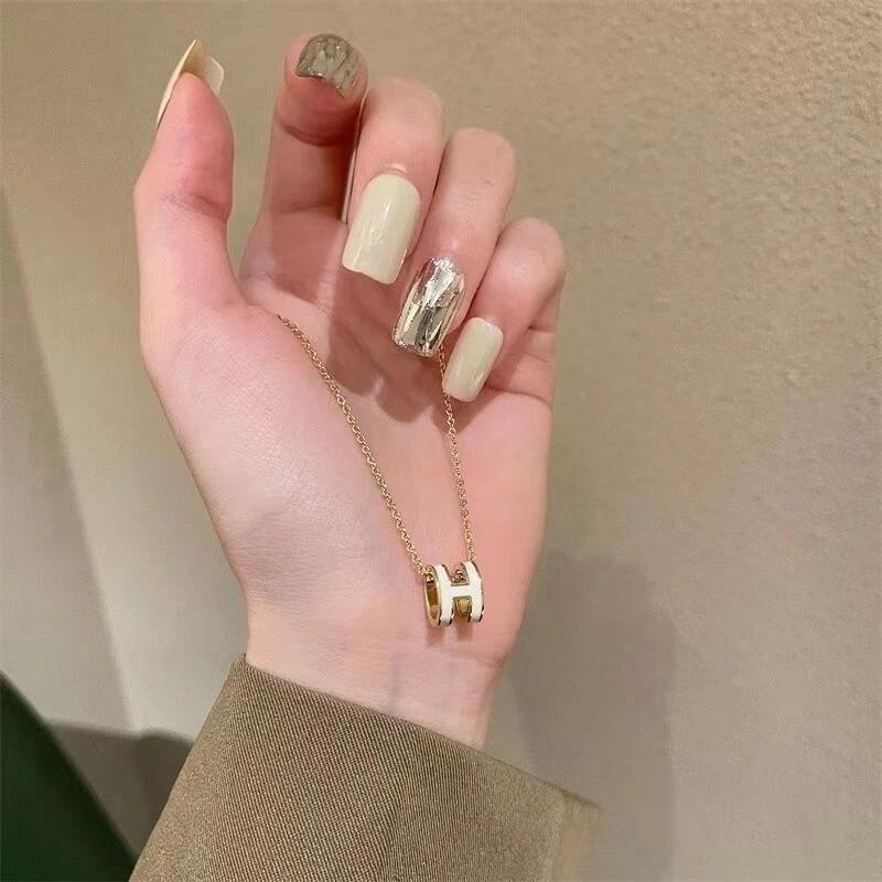 👗台灣現貨🌿韓國時尚潮流H字母吊墜項鍊 簡約氣質百搭網紅鎖骨鏈 頸鍊 短鍊【Q79】-細節圖5