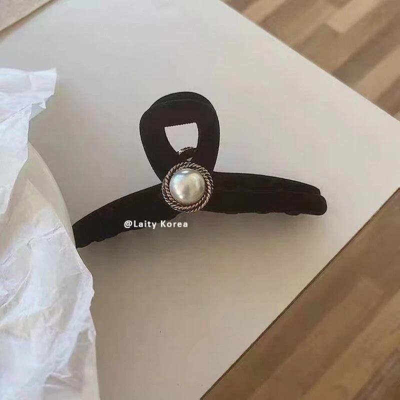 ✨台灣現貨🌿黑色復古法式優雅氣質 珍珠、玫瑰植絨大號抓夾 INS慵懶風簡約抓夾 鯊魚夾 盤髮夾【M9】-細節圖3