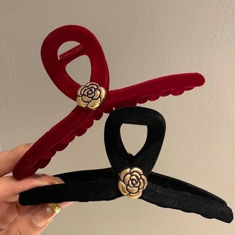 ✨台灣現貨🌿黑色復古法式優雅氣質 珍珠、玫瑰植絨大號抓夾 INS慵懶風簡約抓夾 鯊魚夾 盤髮夾【M9】-細節圖6