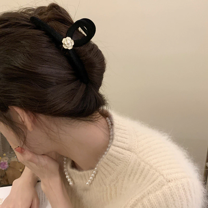 ✨台灣現貨🌿黑色復古法式優雅氣質山茶花珍珠植絨大號抓夾 INS慵懶風髮量多抓夾 鯊魚夾 盤髮夾【M80】-細節圖2