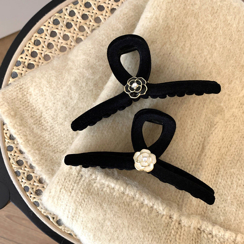 ✨台灣現貨🌿黑色復古法式優雅氣質山茶花珍珠植絨大號抓夾 INS慵懶風髮量多抓夾 鯊魚夾 盤髮夾【M80】-細節圖3