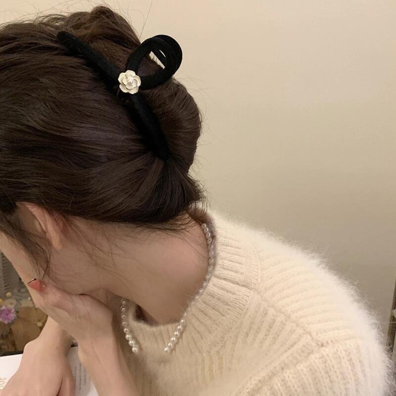 ✨台灣現貨🌿黑色復古法式優雅氣質山茶花珍珠植絨大號抓夾 INS慵懶風髮量多抓夾 鯊魚夾 盤髮夾【M80】-細節圖6