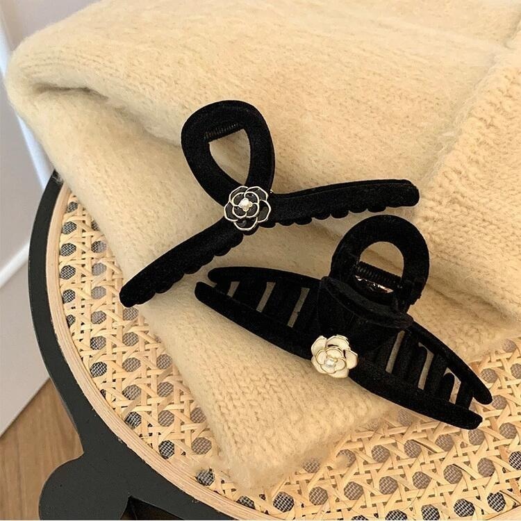 ✨台灣現貨🌿黑色復古法式優雅氣質山茶花珍珠植絨大號抓夾 INS慵懶風髮量多抓夾 鯊魚夾 盤髮夾【M80】-細節圖8