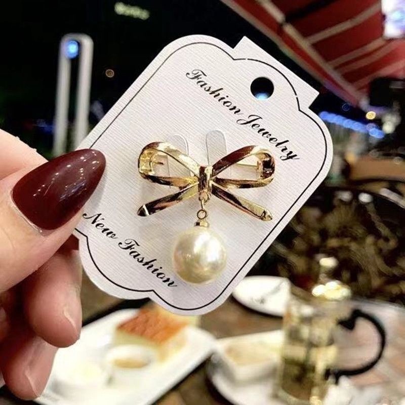 👗台灣現貨🌿韓國時尚V領防走光胸針 蝴蝶結百搭胸針 扣子裝飾領花別針固定衣服扣胸針-細節圖5