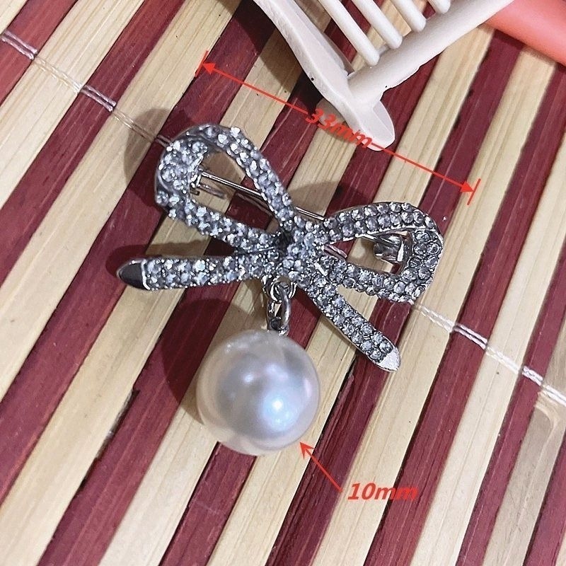 👗台灣現貨🌿韓國時尚V領防走光胸針 蝴蝶結百搭胸針 扣子裝飾領花別針固定衣服扣胸針-規格圖9