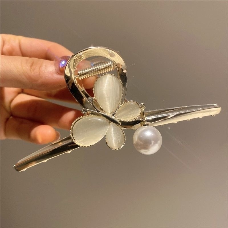 ✨台灣現貨🌿 貓眼石蝴蝶花朵珍珠吊墬大號金屬髮夾 抓夾 盤髮夾 鯊魚夾 網紅簡約輕奢優雅髮飾【M8】-細節圖3