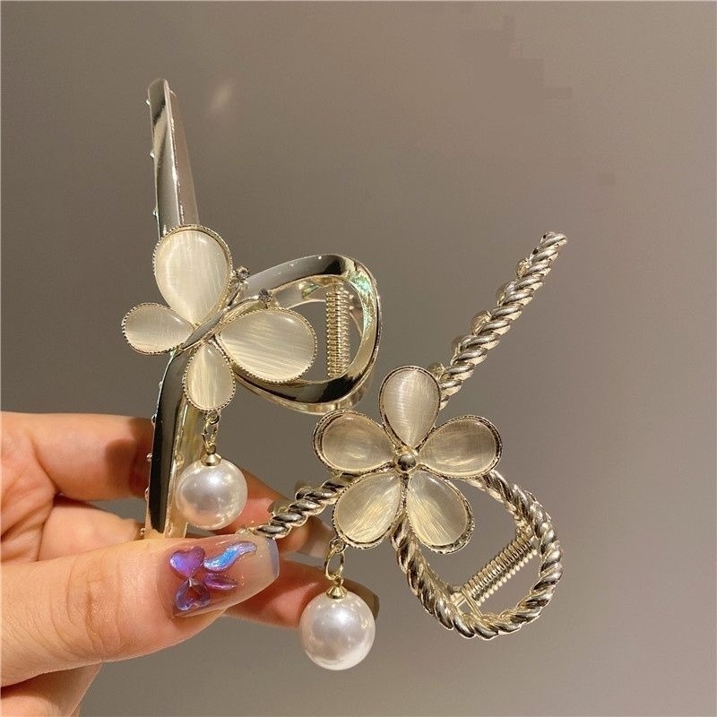 ✨台灣現貨🌿 貓眼石蝴蝶花朵珍珠吊墬大號金屬髮夾 抓夾 盤髮夾 鯊魚夾 網紅簡約輕奢優雅髮飾【M8】-細節圖8