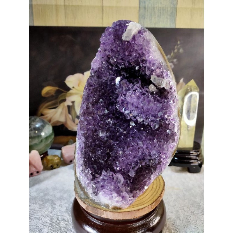 ✡️天然 烏拉圭異象內凹 兩層樓爆花帶方解石(虎牙)帶財 紫水晶鎮 紫水晶原石 擺件 2900g 送木座 元寶-細節圖2