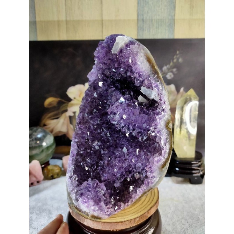 ✡️天然 烏拉圭異象內凹 兩層樓爆花帶方解石(虎牙)帶財 紫水晶鎮 紫水晶原石 擺件 2900g 送木座 元寶-細節圖3