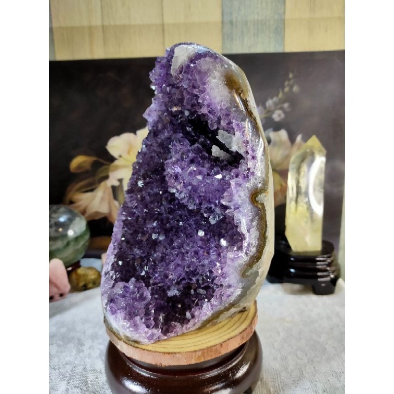 ✡️天然 烏拉圭異象內凹 兩層樓爆花帶方解石(虎牙)帶財 紫水晶鎮 紫水晶原石 擺件 2900g 送木座 元寶-細節圖4