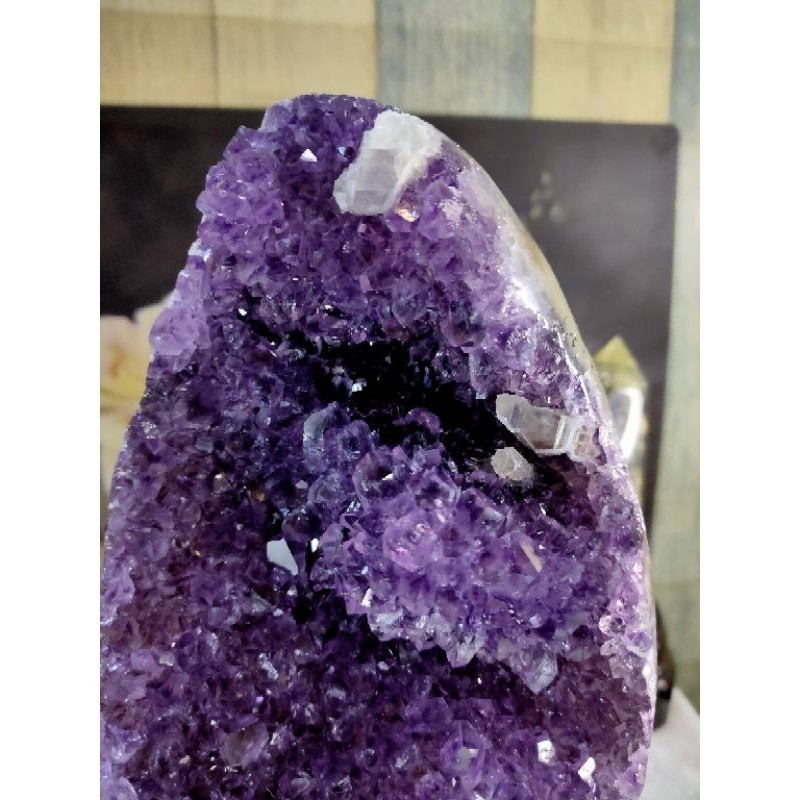 ✡️天然 烏拉圭異象內凹 兩層樓爆花帶方解石(虎牙)帶財 紫水晶鎮 紫水晶原石 擺件 2900g 送木座 元寶-細節圖5