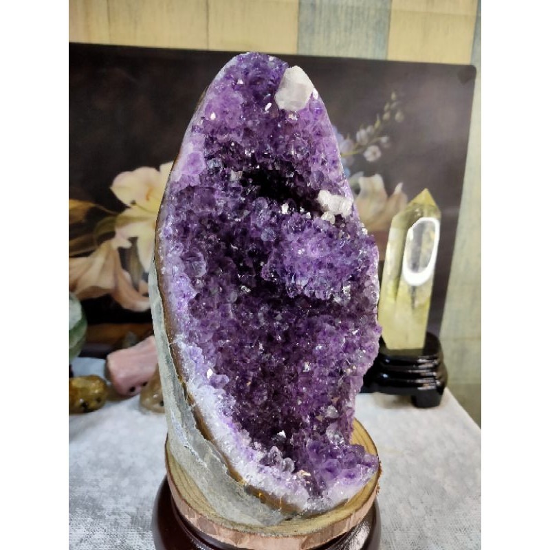 ✡️天然 烏拉圭異象內凹 兩層樓爆花帶方解石(虎牙)帶財 紫水晶鎮 紫水晶原石 擺件 2900g 送木座 元寶-細節圖6