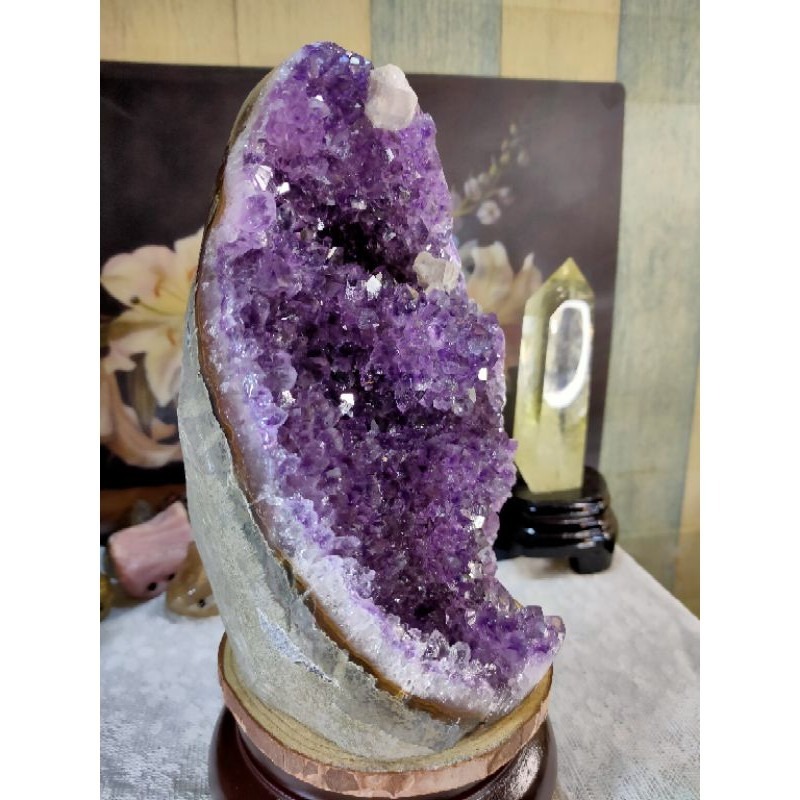 ✡️天然 烏拉圭異象內凹 兩層樓爆花帶方解石(虎牙)帶財 紫水晶鎮 紫水晶原石 擺件 2900g 送木座 元寶-細節圖7