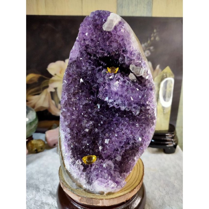 ✡️天然 烏拉圭異象內凹 兩層樓爆花帶方解石(虎牙)帶財 紫水晶鎮 紫水晶原石 擺件 2900g 送木座 元寶-細節圖8