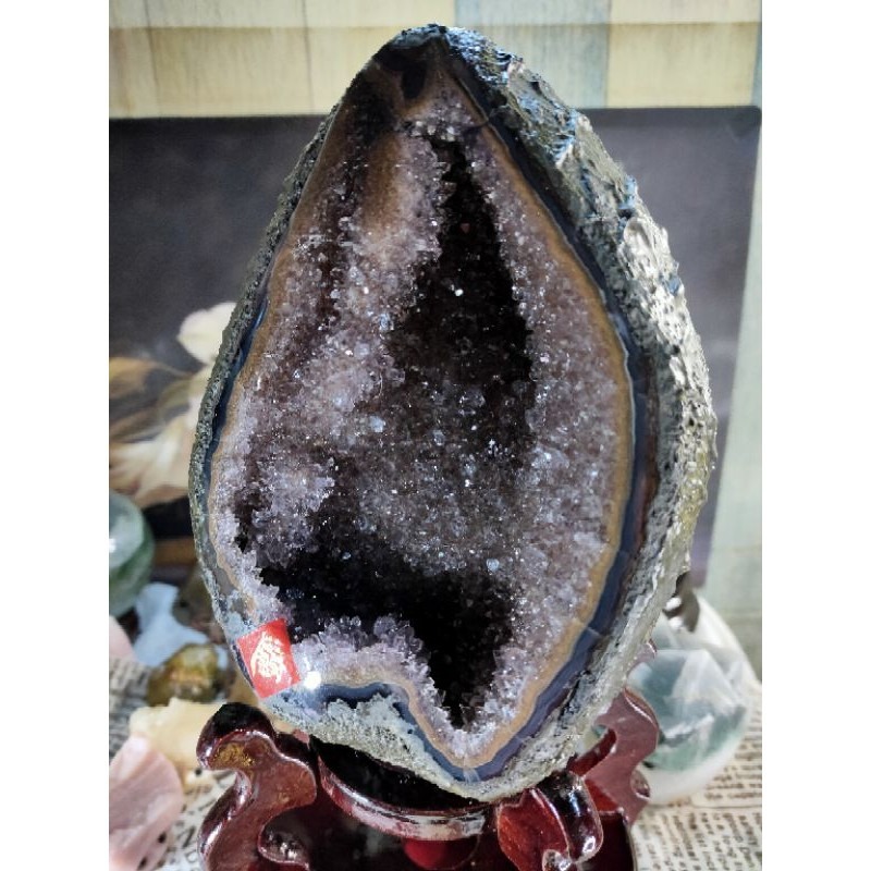 ✡️天然烏拉圭 原皮紫水晶洞 桌上型聚財納氣~開運招正財~招貴人紫水晶洞 2913g#88 附木座 送元寶 值得收藏-細節圖2