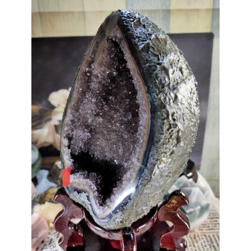 ✡️天然烏拉圭 原皮紫水晶洞 桌上型聚財納氣~開運招正財~招貴人紫水晶洞 2913g#88 附木座 送元寶 值得收藏-細節圖3