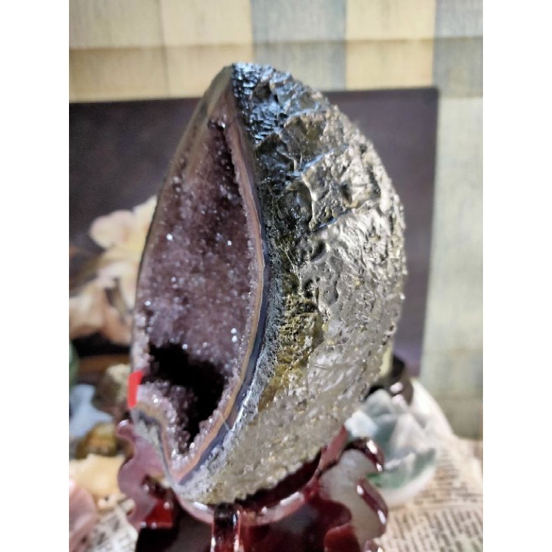 ✡️天然烏拉圭 原皮紫水晶洞 桌上型聚財納氣~開運招正財~招貴人紫水晶洞 2913g#88 附木座 送元寶 值得收藏-細節圖4