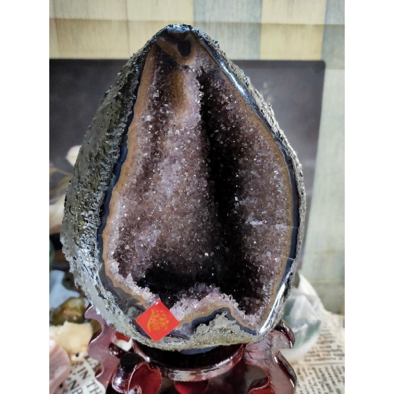 ✡️天然烏拉圭 原皮紫水晶洞 桌上型聚財納氣~開運招正財~招貴人紫水晶洞 2913g#88 附木座 送元寶 值得收藏-細節圖5