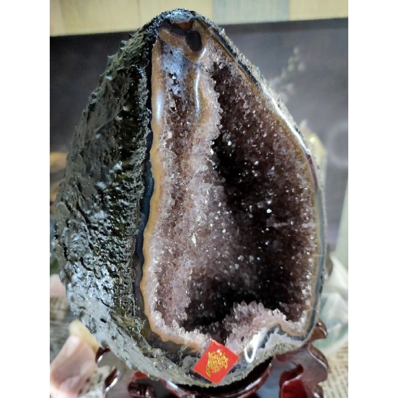 ✡️天然烏拉圭 原皮紫水晶洞 桌上型聚財納氣~開運招正財~招貴人紫水晶洞 2913g#88 附木座 送元寶 值得收藏-細節圖6