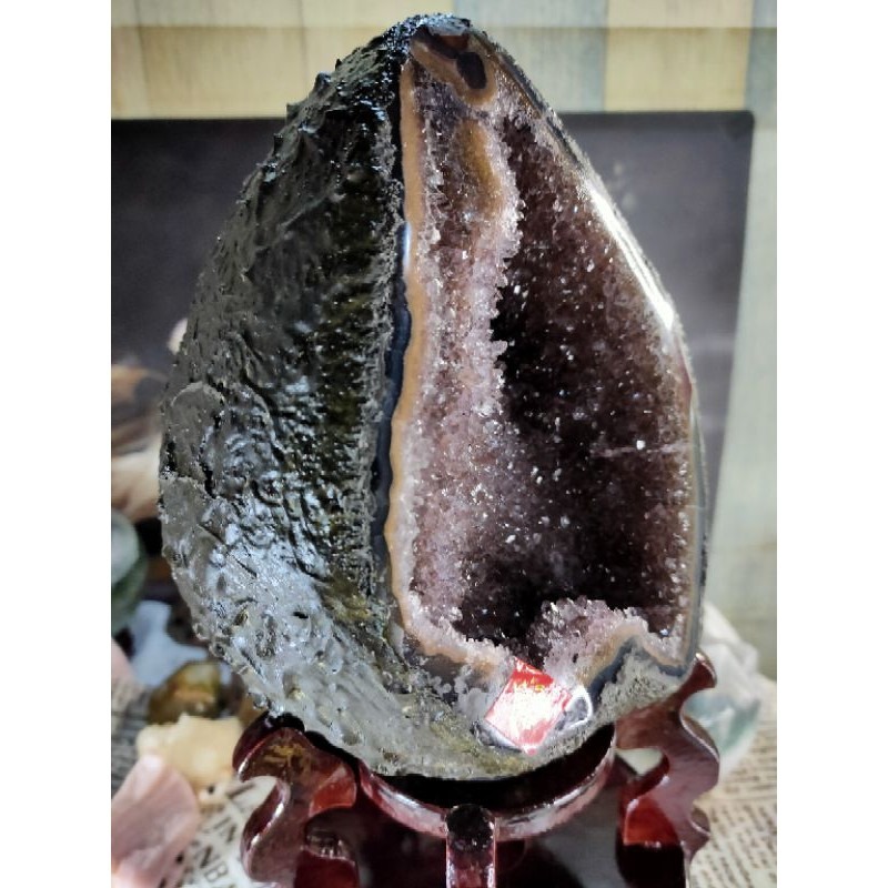 ✡️天然烏拉圭 原皮紫水晶洞 桌上型聚財納氣~開運招正財~招貴人紫水晶洞 2913g#88 附木座 送元寶 值得收藏-細節圖7