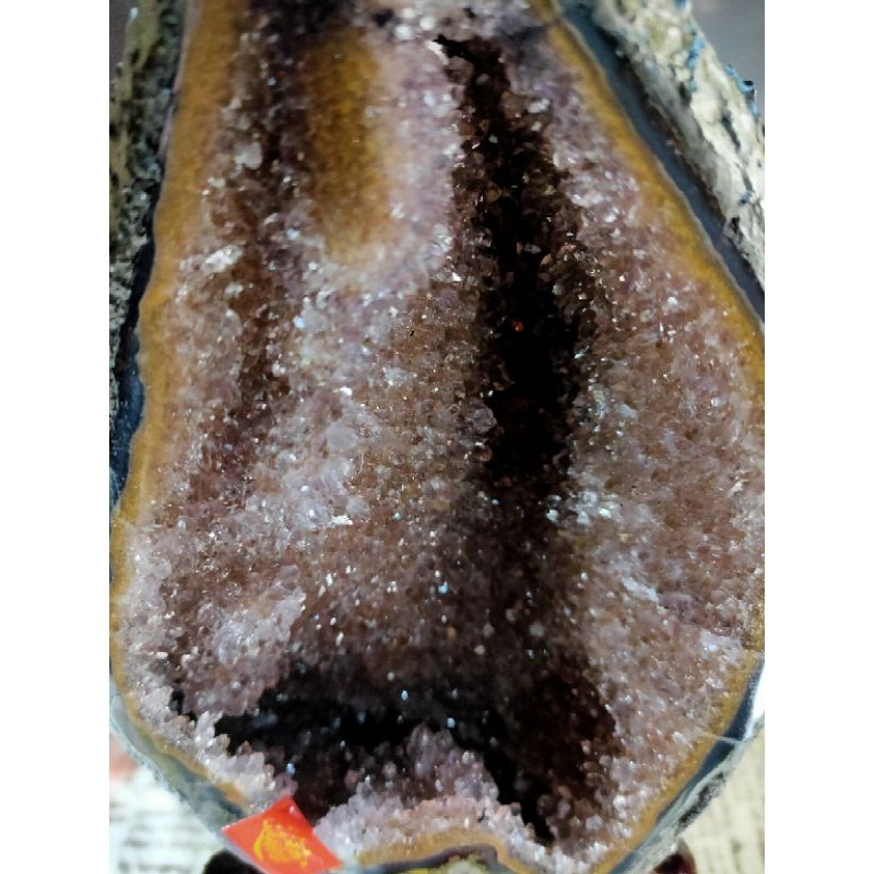 ✡️天然烏拉圭 原皮紫水晶洞 桌上型聚財納氣~開運招正財~招貴人紫水晶洞 2913g#88 附木座 送元寶 值得收藏-細節圖8