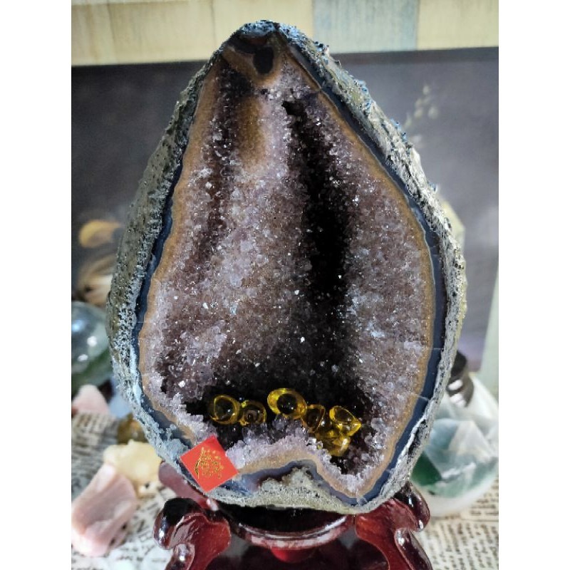 ✡️天然烏拉圭 原皮紫水晶洞 桌上型聚財納氣~開運招正財~招貴人紫水晶洞 2913g#88 附木座 送元寶 值得收藏-細節圖9