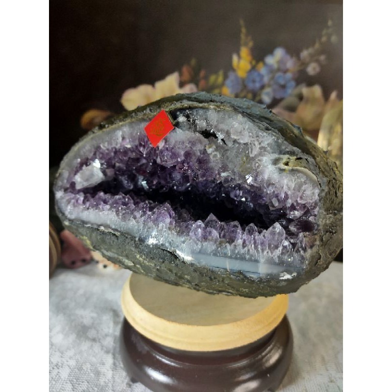 ✡️天然烏拉圭 紫水晶洞 帶方解石 桌上型聚財納氣~開運招正財~招貴人紫水晶洞 2656g#18 附木座 送元寶-細節圖2