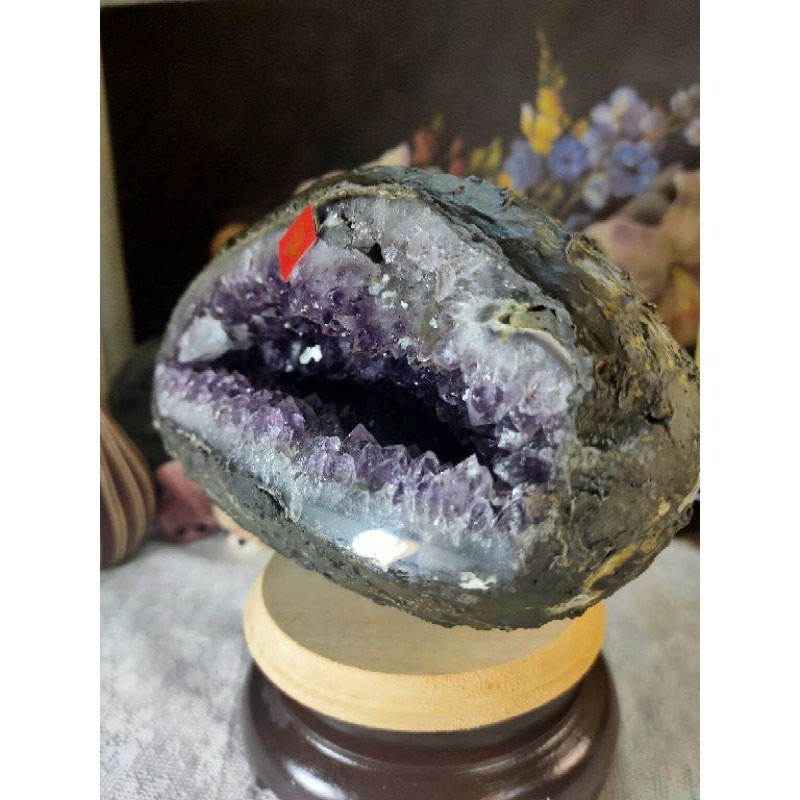 ✡️天然烏拉圭 紫水晶洞 帶方解石 桌上型聚財納氣~開運招正財~招貴人紫水晶洞 2656g#18 附木座 送元寶-細節圖3