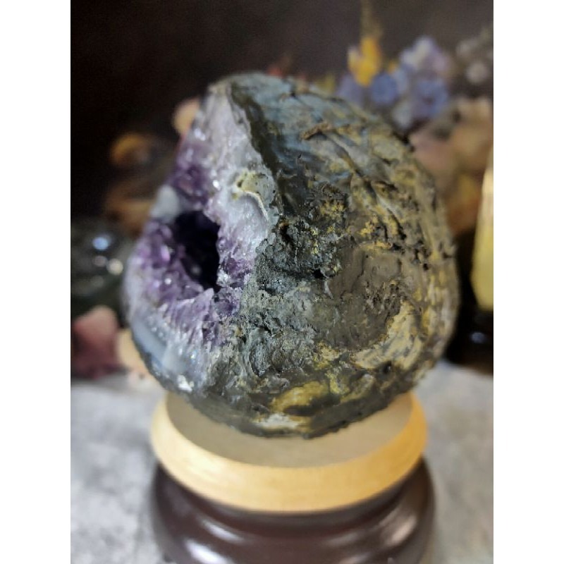 ✡️天然烏拉圭 紫水晶洞 帶方解石 桌上型聚財納氣~開運招正財~招貴人紫水晶洞 2656g#18 附木座 送元寶-細節圖4