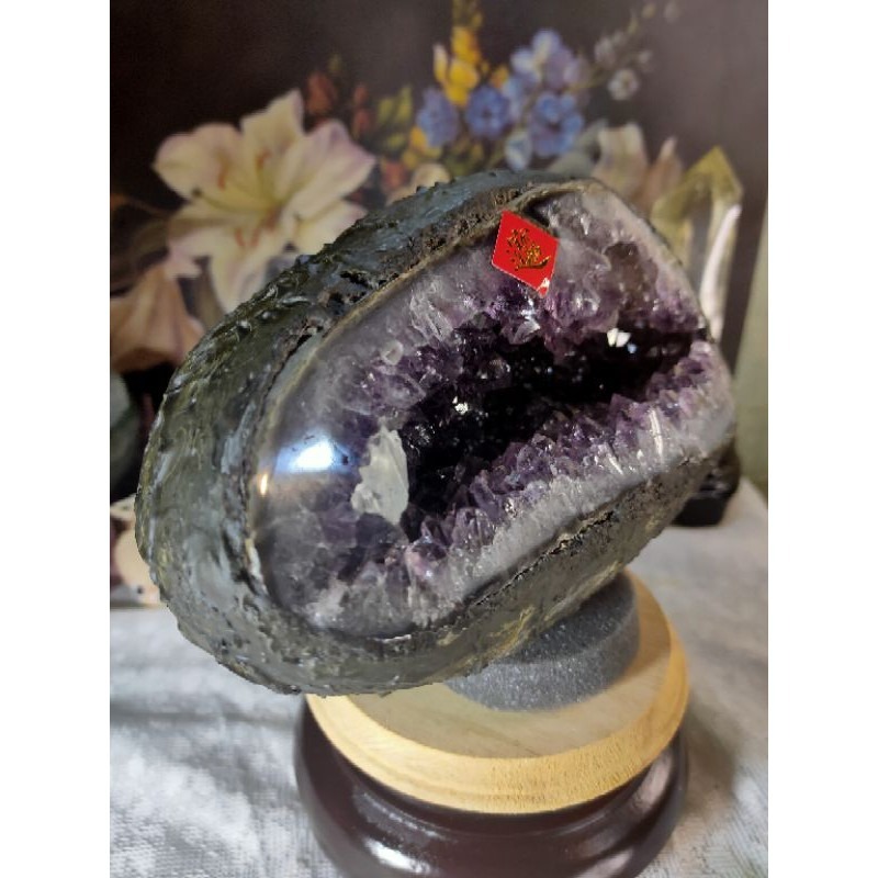 ✡️天然烏拉圭 紫水晶洞 帶方解石 桌上型聚財納氣~開運招正財~招貴人紫水晶洞 2656g#18 附木座 送元寶-細節圖7