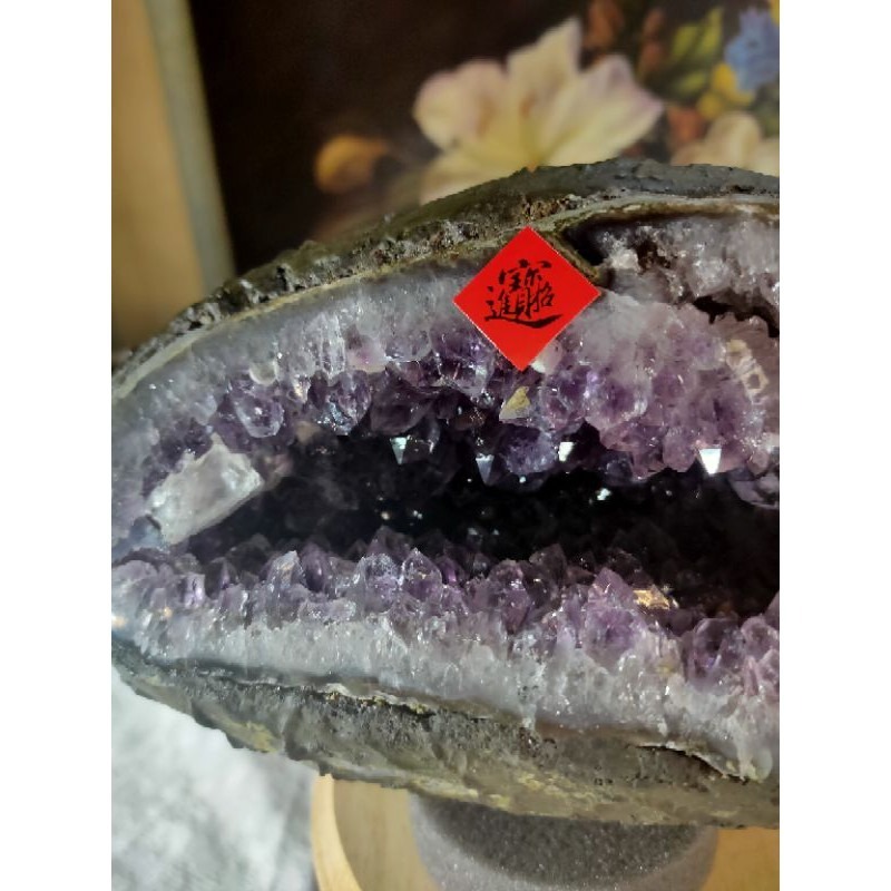 ✡️天然烏拉圭 紫水晶洞 帶方解石 桌上型聚財納氣~開運招正財~招貴人紫水晶洞 2656g#18 附木座 送元寶-細節圖8