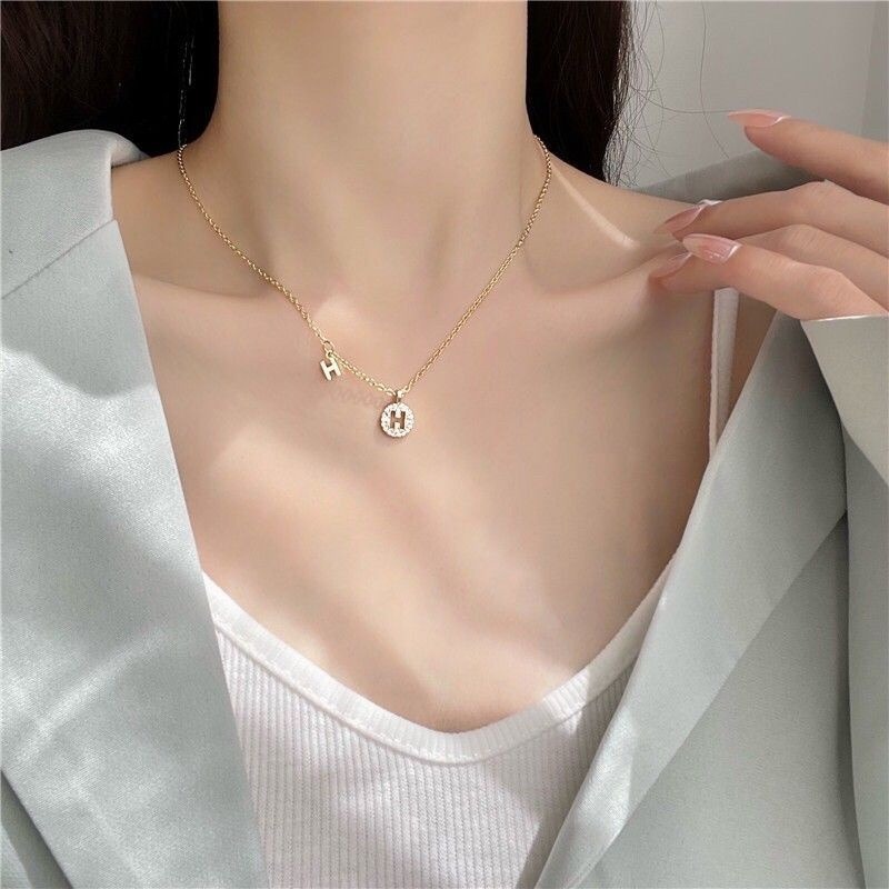 👗台灣現貨🌿 品牌風H字母帶鑽項鏈 ins不掉色冷淡風鎖骨鏈 甜蜜約會情人節生日禮物【Q32】-細節圖2