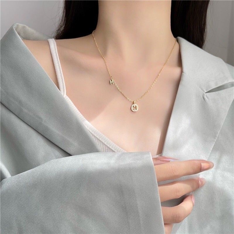 👗台灣現貨🌿 品牌風H字母帶鑽項鏈 ins不掉色冷淡風鎖骨鏈 甜蜜約會情人節生日禮物【Q32】-細節圖3