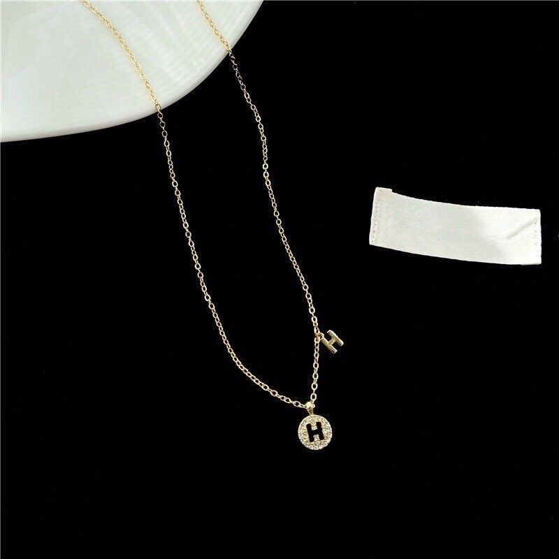 👗台灣現貨🌿 品牌風H字母帶鑽項鏈 ins不掉色冷淡風鎖骨鏈 甜蜜約會情人節生日禮物【Q32】-細節圖4