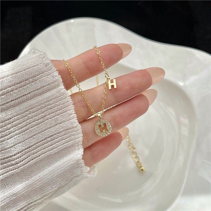 👗台灣現貨🌿 品牌風H字母帶鑽項鏈 ins不掉色冷淡風鎖骨鏈 甜蜜約會情人節生日禮物【Q32】-細節圖5