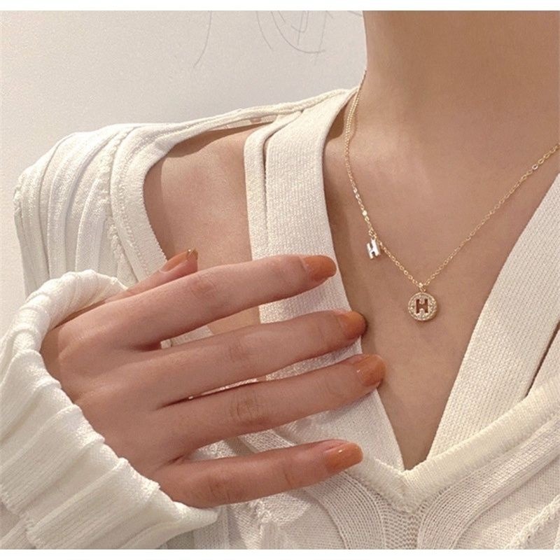 👗台灣現貨🌿 品牌風H字母帶鑽項鏈 ins不掉色冷淡風鎖骨鏈 甜蜜約會情人節生日禮物【Q32】-細節圖7