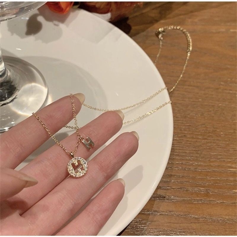 👗台灣現貨🌿 品牌風H字母帶鑽項鏈 ins不掉色冷淡風鎖骨鏈 甜蜜約會情人節生日禮物【Q32】-細節圖8