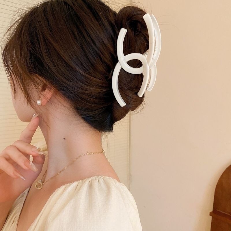 ✨台灣現貨🌿新款字母交叉亞克力抓夾 夏季氣質百搭設計盤髮鯊魚夾甜美個性大號髮抓【M38】-細節圖6