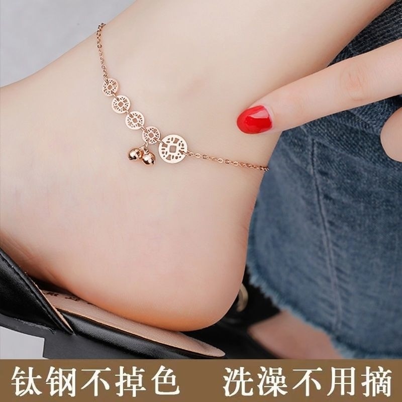 👗台灣現貨🌿招財 銅錢 鈴鐺 腳鍊 18K玫瑰金彩金腳鏈/鈦鋼腳鍊 防過敏不掉色可碰水 鏤空錢幣腳鍊【IO17】-細節圖2